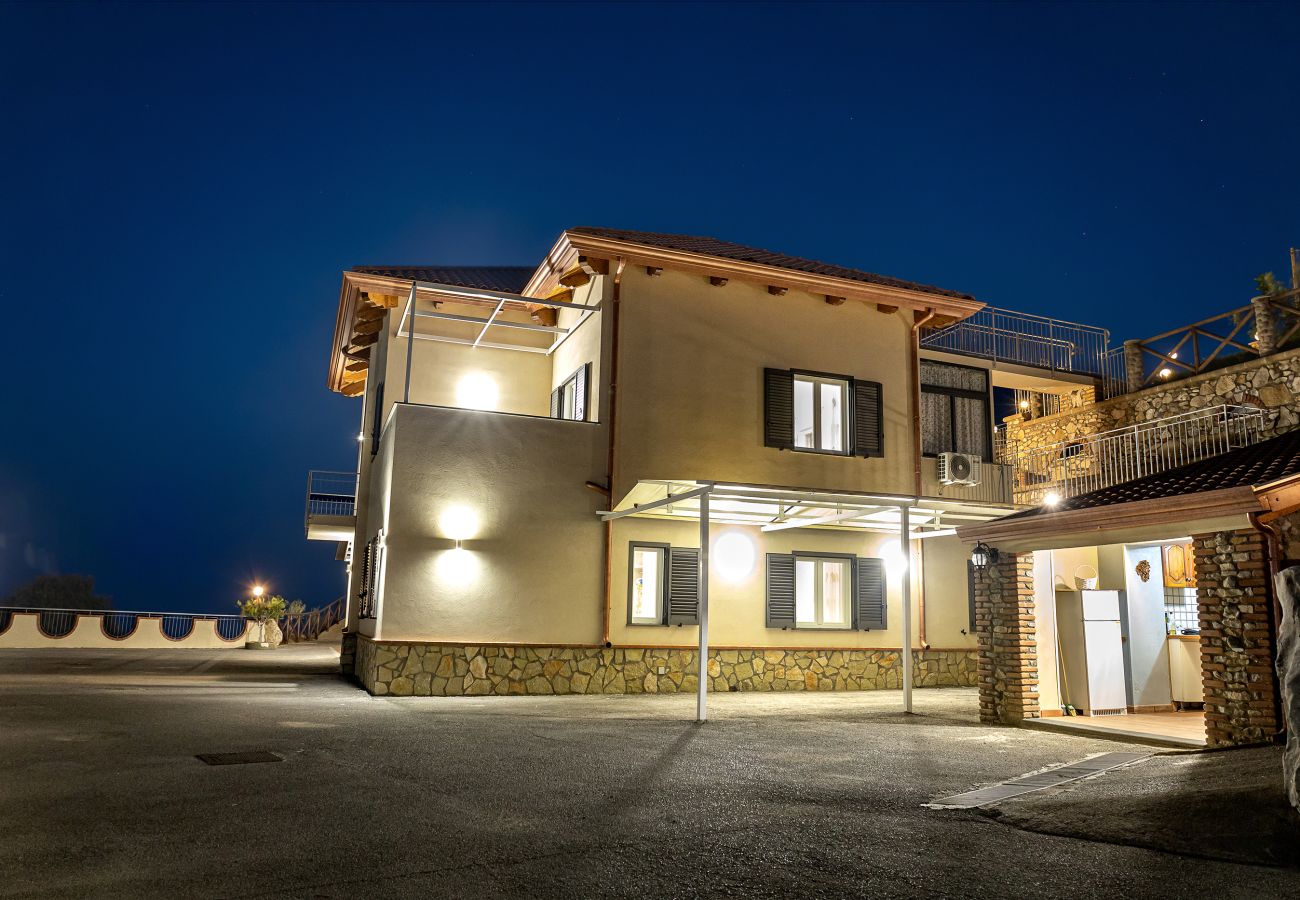 Villa a Sant´Agata sui Due Golfi - AMORE RENTALS - Villa Lions Rose con Piscina e Vista Mare