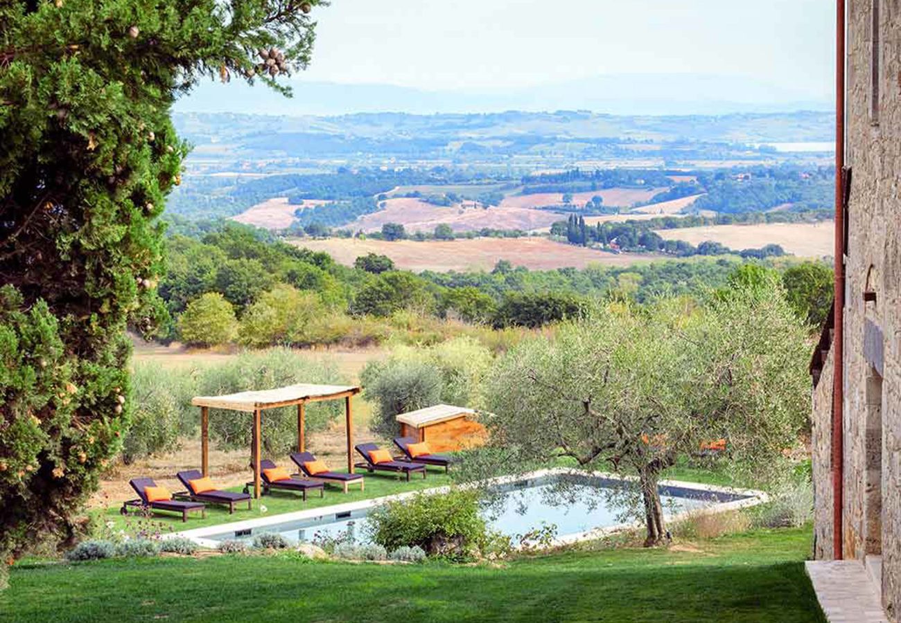 Villa a Sarteano - AMORE RENTALS - Villa Viola con Piscina, Giardino, Ideale per Matrimoni