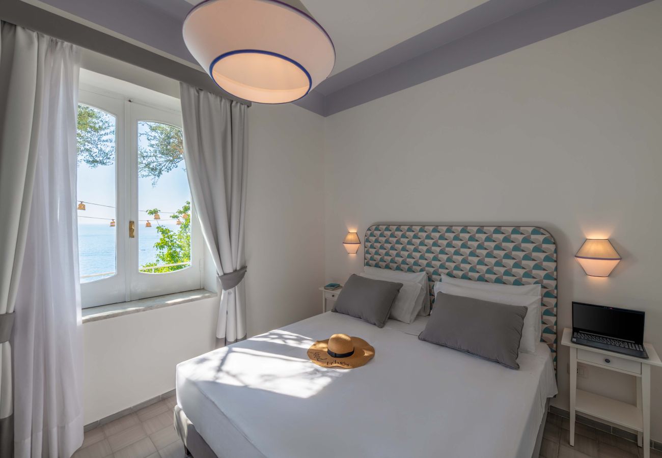 Villa a Praiano - AMORE RENTALS - Villa Jacaranda con Piscina e Vista Mare