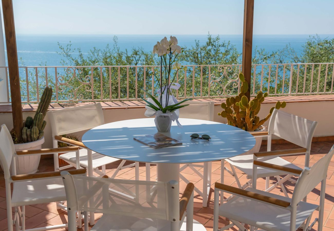 Villa a Praiano - AMORE RENTALS - Villa Jacaranda con Piscina e Vista Mare