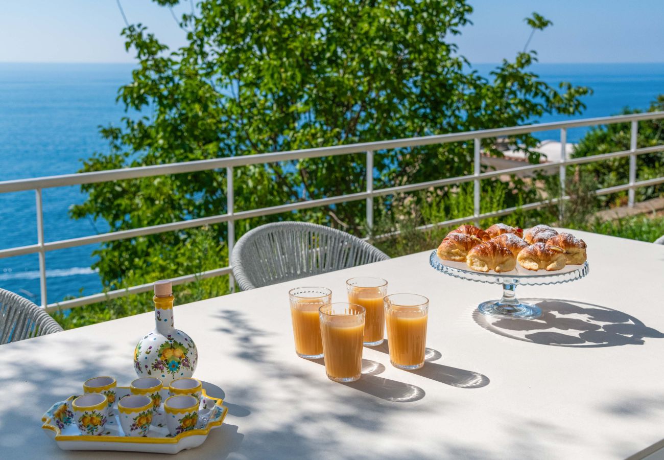 Villa a Praiano - AMORE RENTALS - Villa Jacaranda con Piscina e Vista Mare