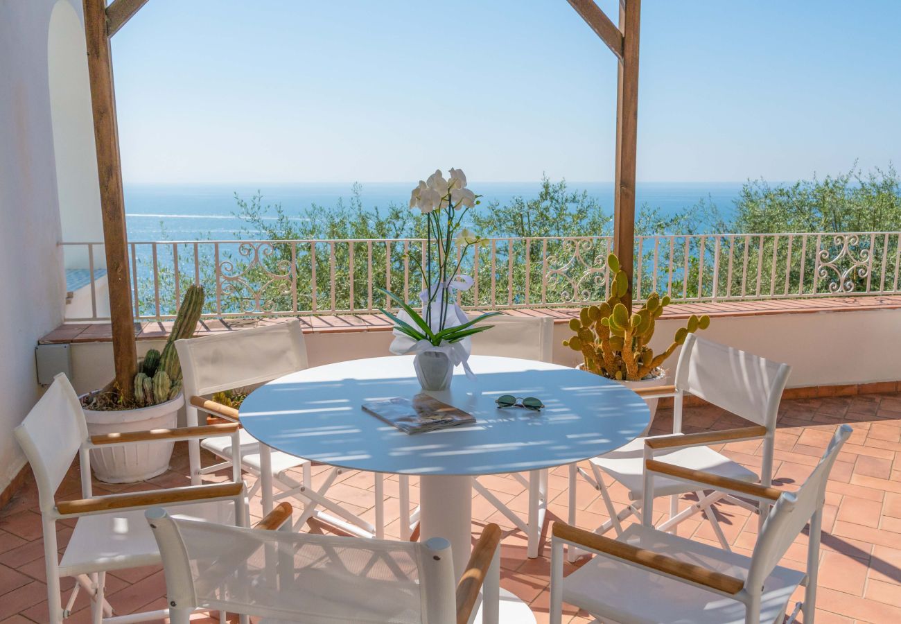 Villa a Praiano - AMORE RENTALS - Villa Jacaranda con Piscina e Vista Mare