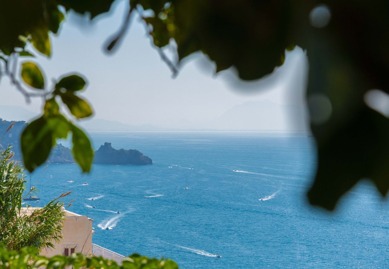 Villa a Praiano - AMORE RENTALS - Villa Jacaranda con Piscina e Vista Mare