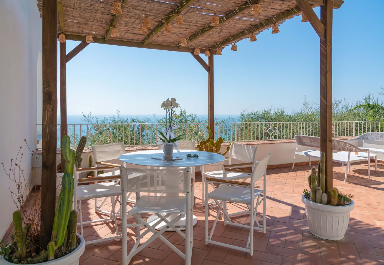 Villa a Praiano - AMORE RENTALS - Villa Jacaranda con Piscina e Vista Mare