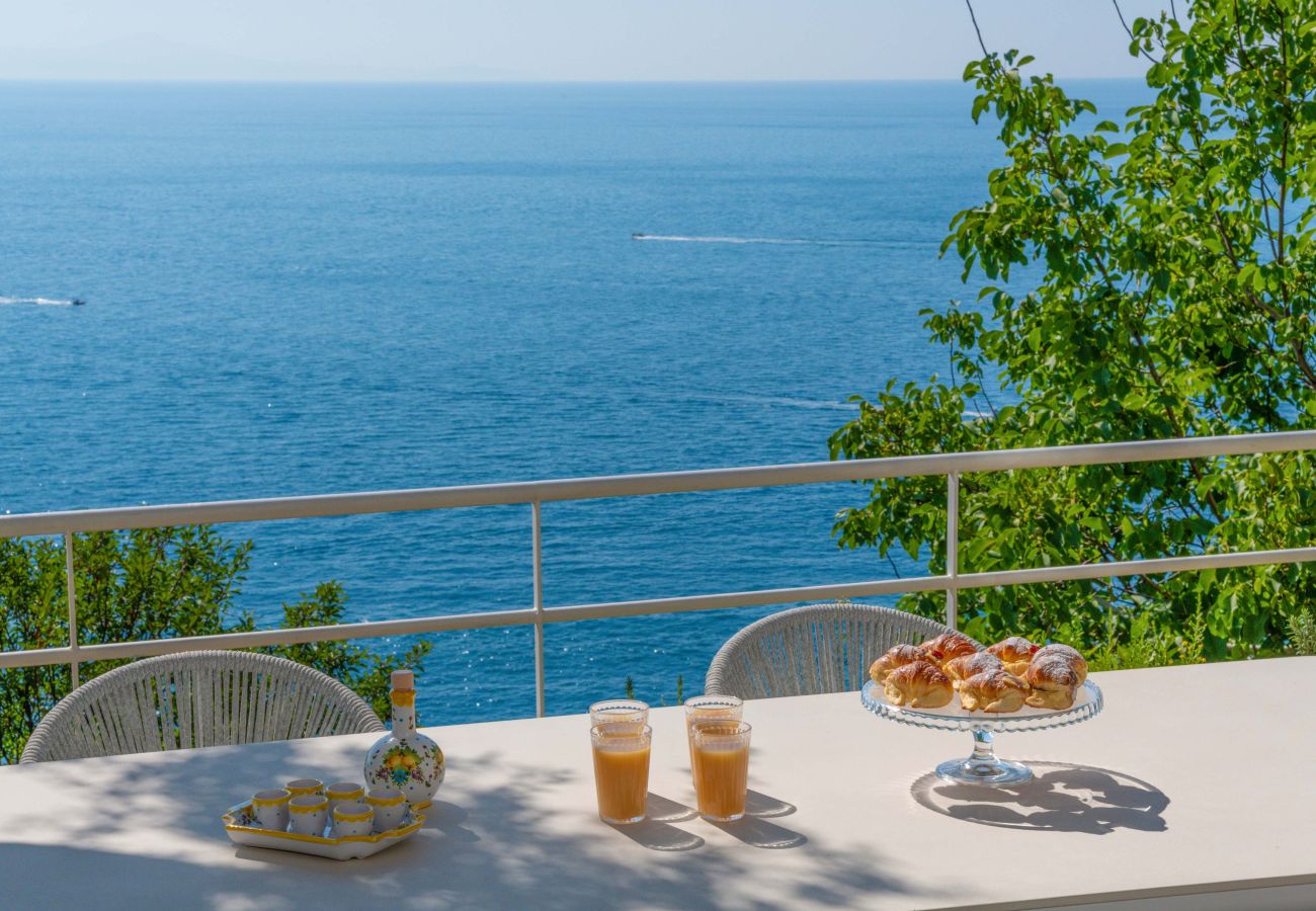 Villa a Praiano - AMORE RENTALS - Villa Jacaranda con Piscina e Vista Mare