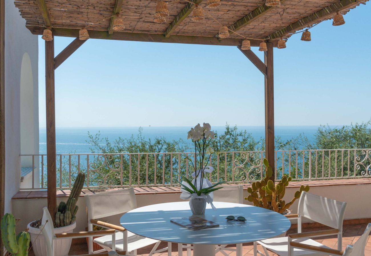 Villa a Praiano - AMORE RENTALS - Villa Jacaranda con Piscina e Vista Mare