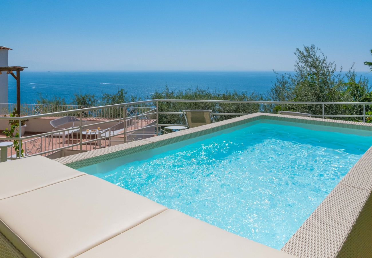 Villa a Praiano - AMORE RENTALS - Villa Jacaranda con Piscina e Vista Mare