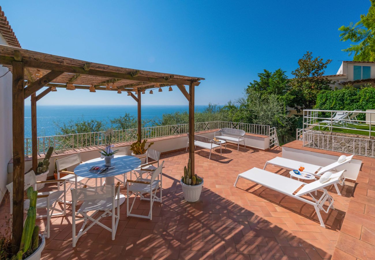 Villa a Praiano - AMORE RENTALS - Villa Jacaranda con Piscina e Vista Mare