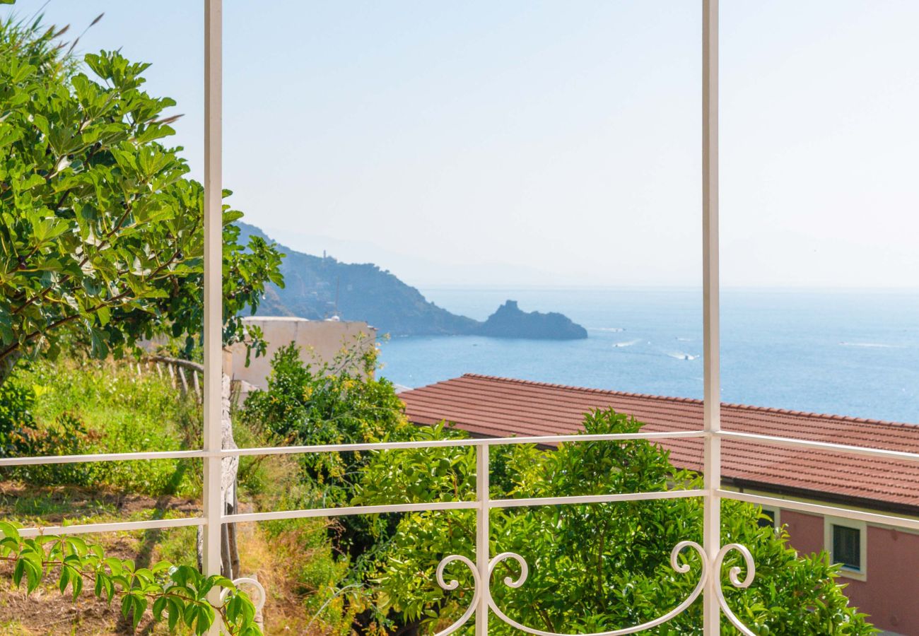 Villa a Praiano - AMORE RENTALS - Villa Jacaranda con Piscina e Vista Mare