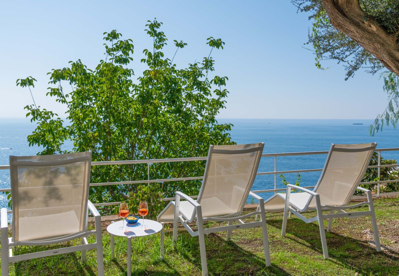 Villa a Praiano - AMORE RENTALS - Villa Jacaranda con Piscina e Vista Mare