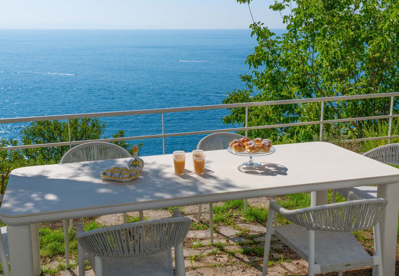 Villa a Praiano - AMORE RENTALS - Villa Jacaranda con Piscina e Vista Mare