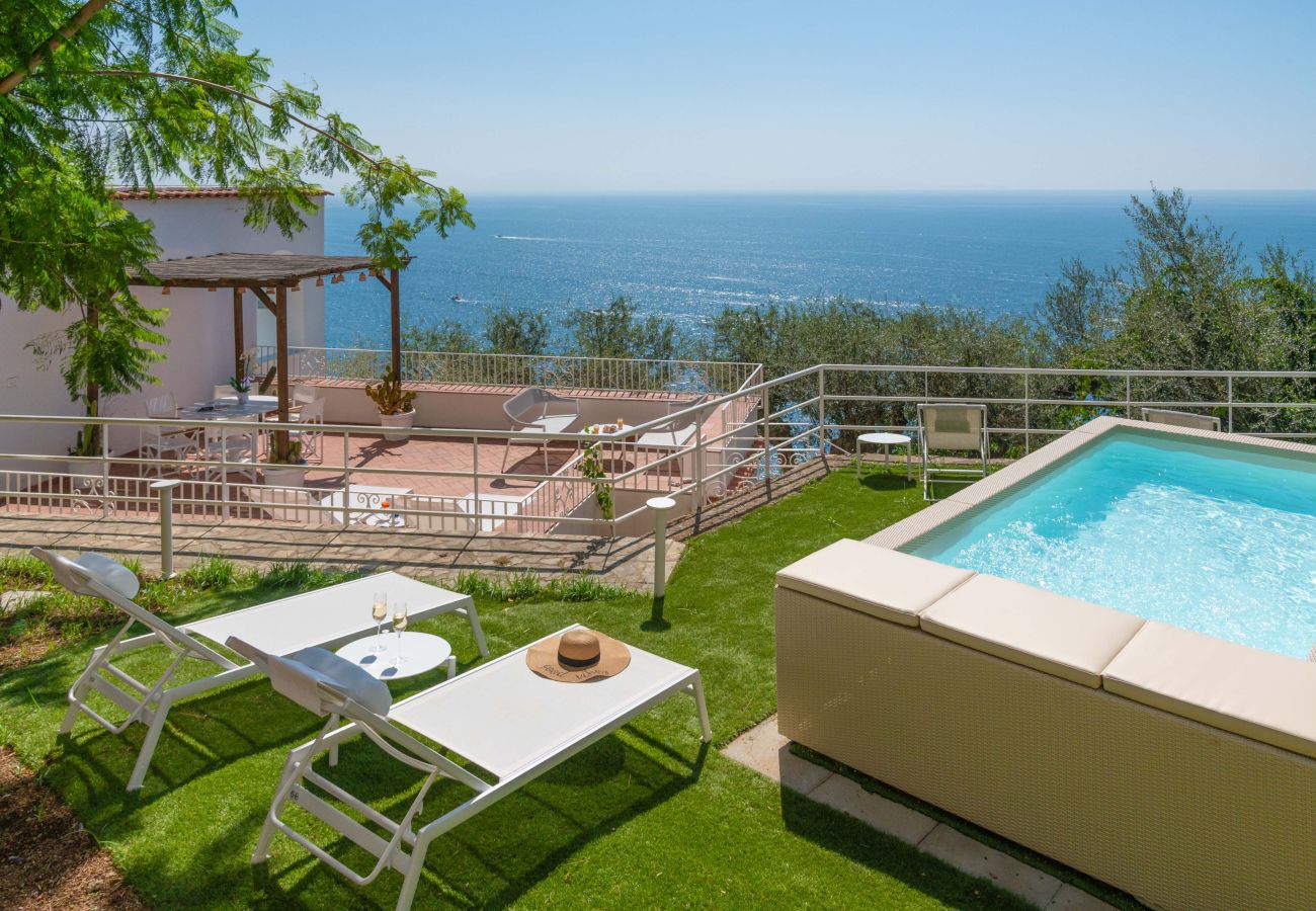 Villa a Praiano - AMORE RENTALS - Villa Jacaranda con Piscina e Vista Mare