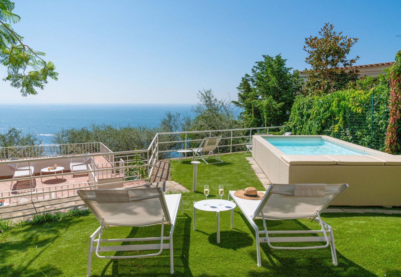 Villa a Praiano - AMORE RENTALS - Villa Jacaranda con Piscina e Vista Mare