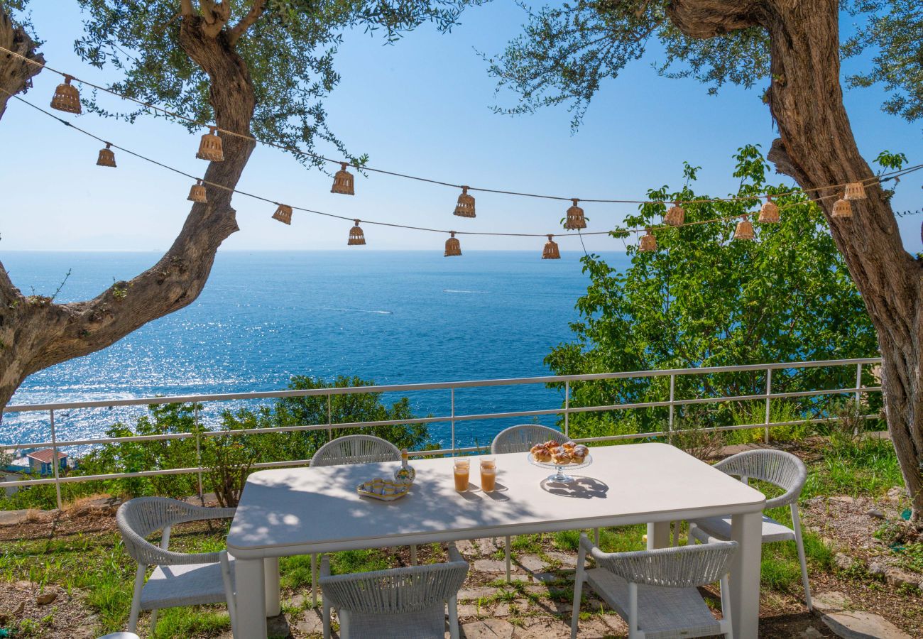 Villa a Praiano - AMORE RENTALS - Villa Jacaranda con Piscina e Vista Mare