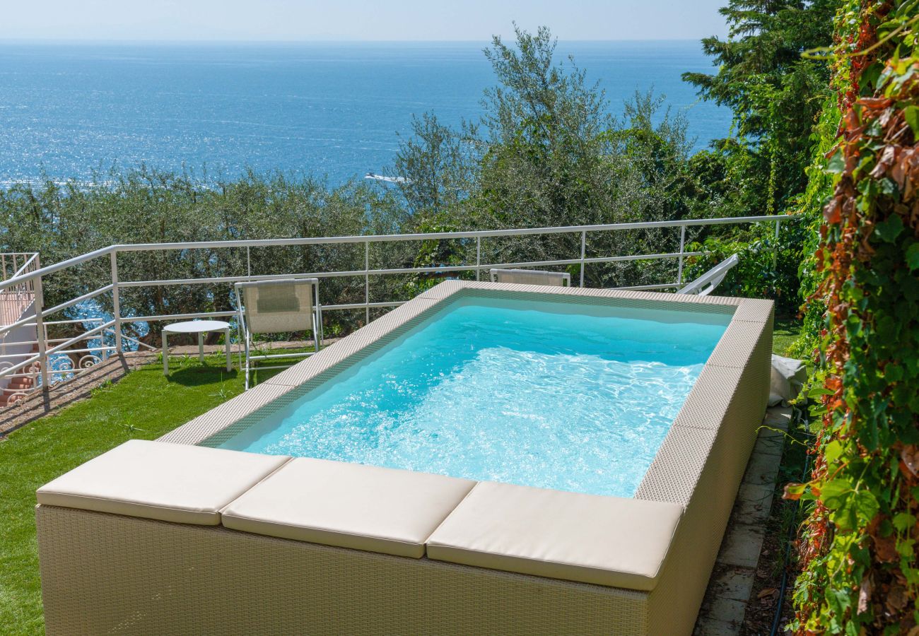 Villa a Praiano - AMORE RENTALS - Villa Jacaranda con Piscina e Vista Mare