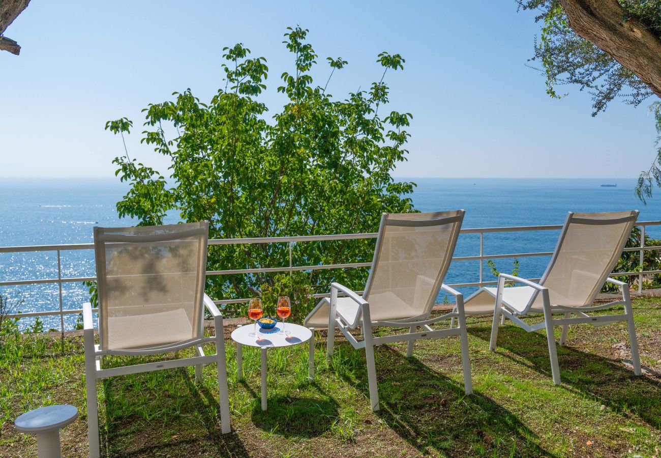 Villa a Praiano - AMORE RENTALS - Villa Jacaranda con Piscina e Vista Mare