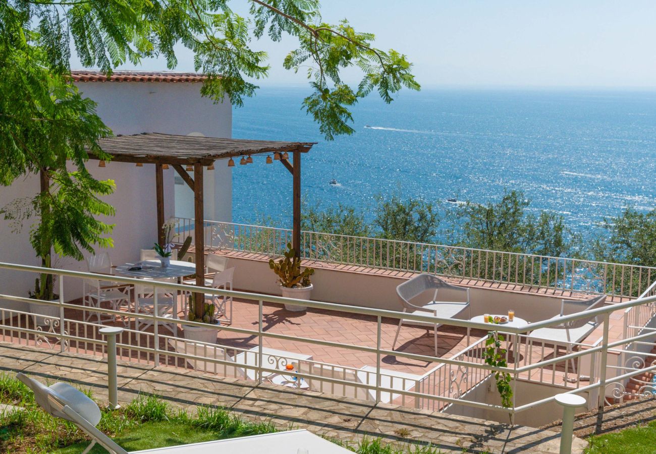 Villa a Praiano - AMORE RENTALS - Villa Jacaranda con Piscina e Vista Mare