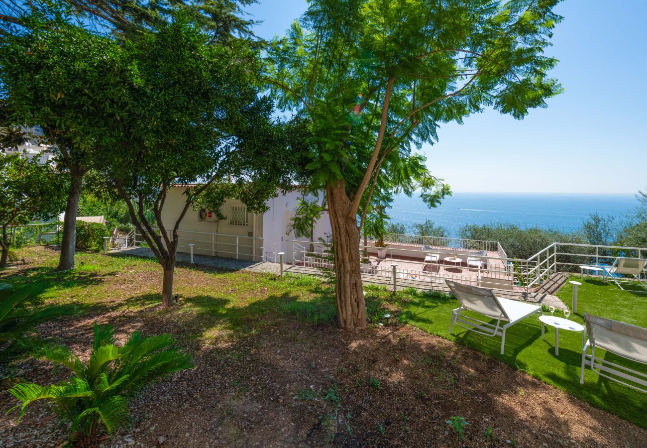 Villa a Praiano - AMORE RENTALS - Villa Jacaranda con Piscina e Vista Mare