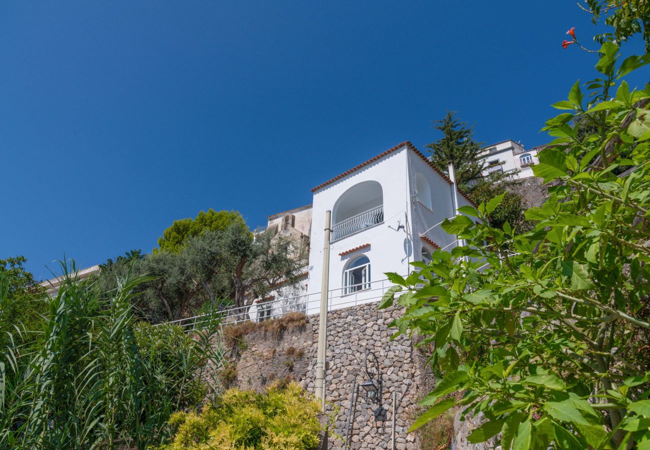 Villa a Praiano - AMORE RENTALS - Villa Jacaranda con Piscina e Vista Mare