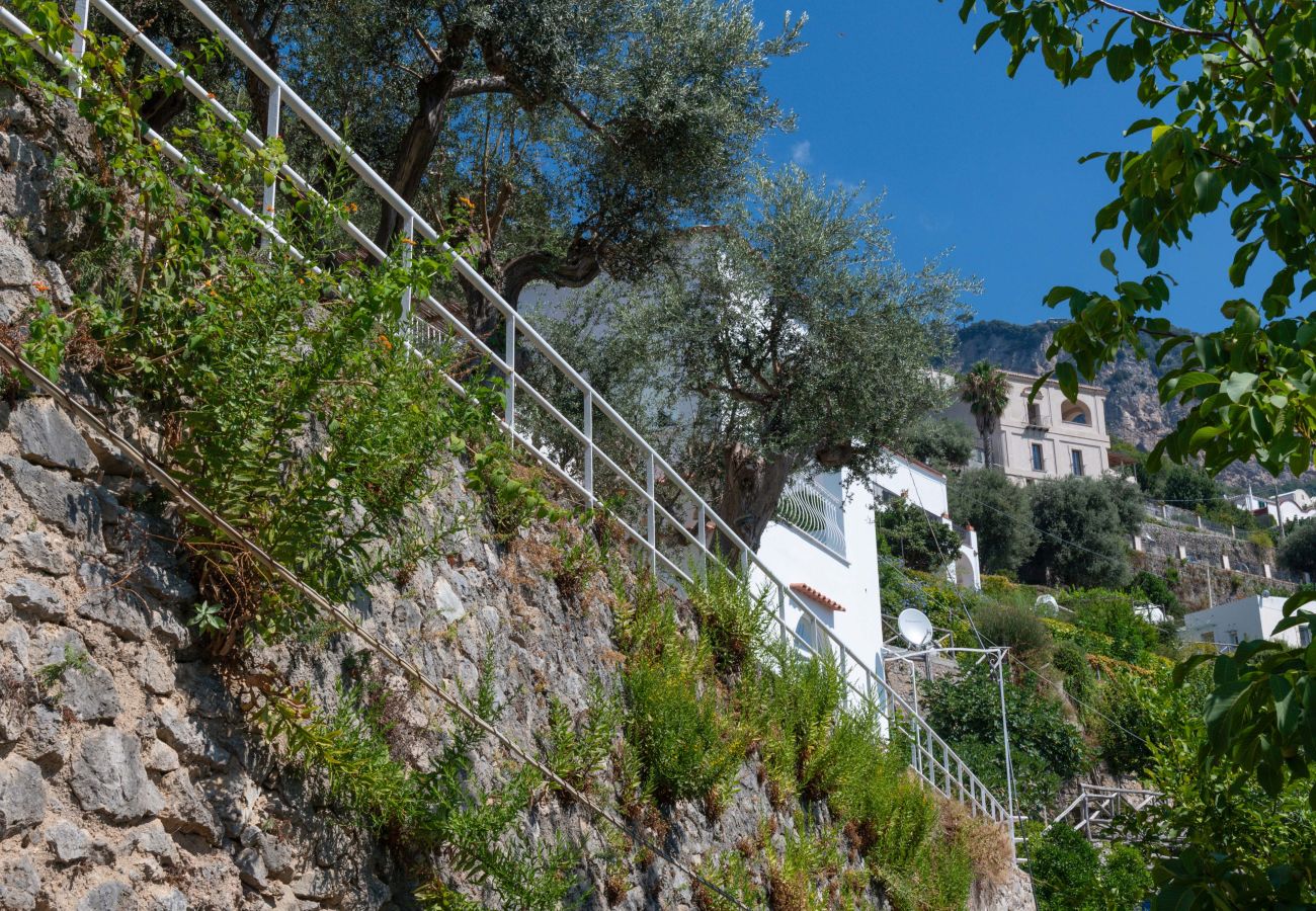 Villa a Praiano - AMORE RENTALS - Villa Jacaranda con Piscina e Vista Mare