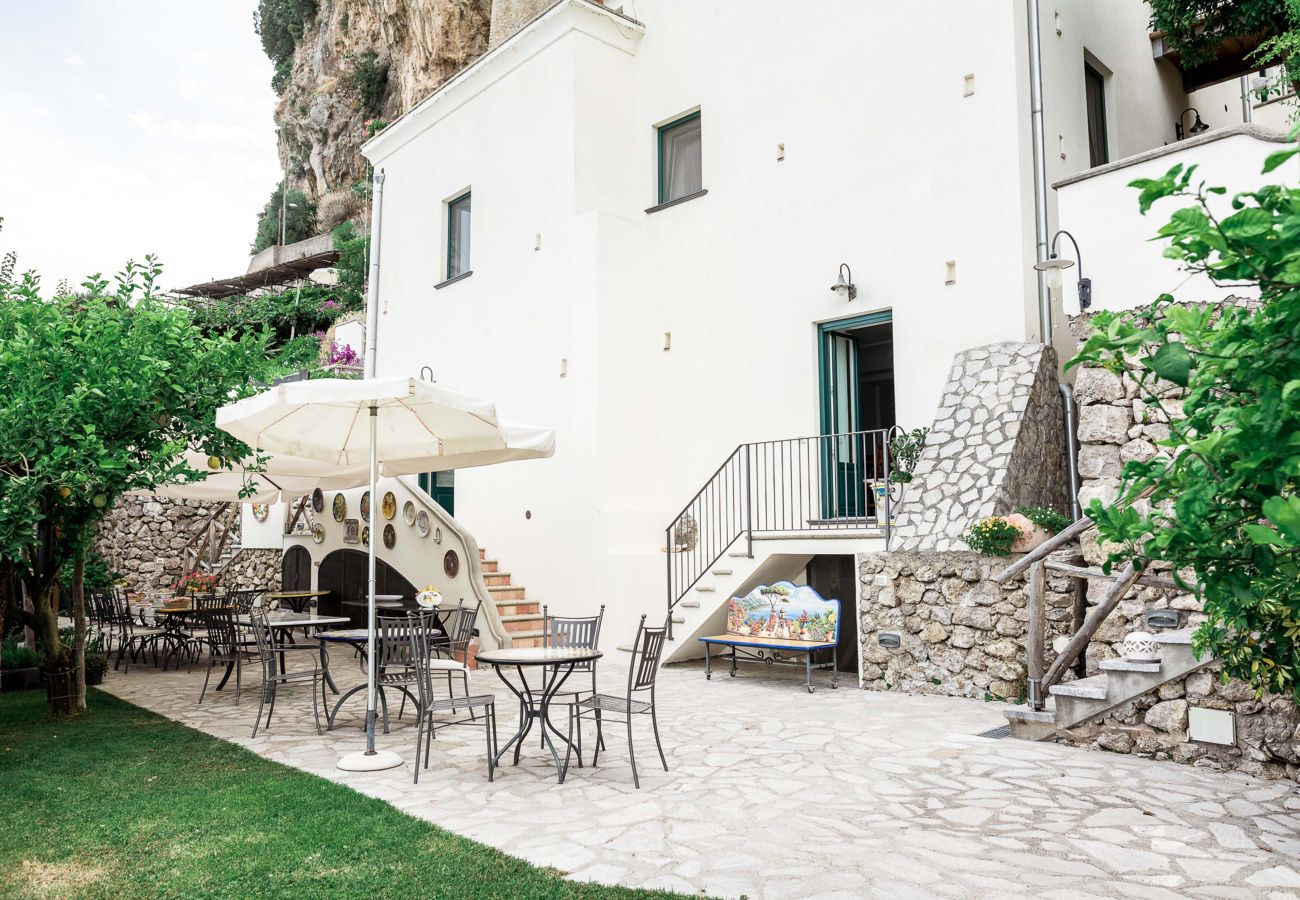 Villa a Ravello - AMORE RENTALS - Villa Pittoresca con Piscina e Vista Mare