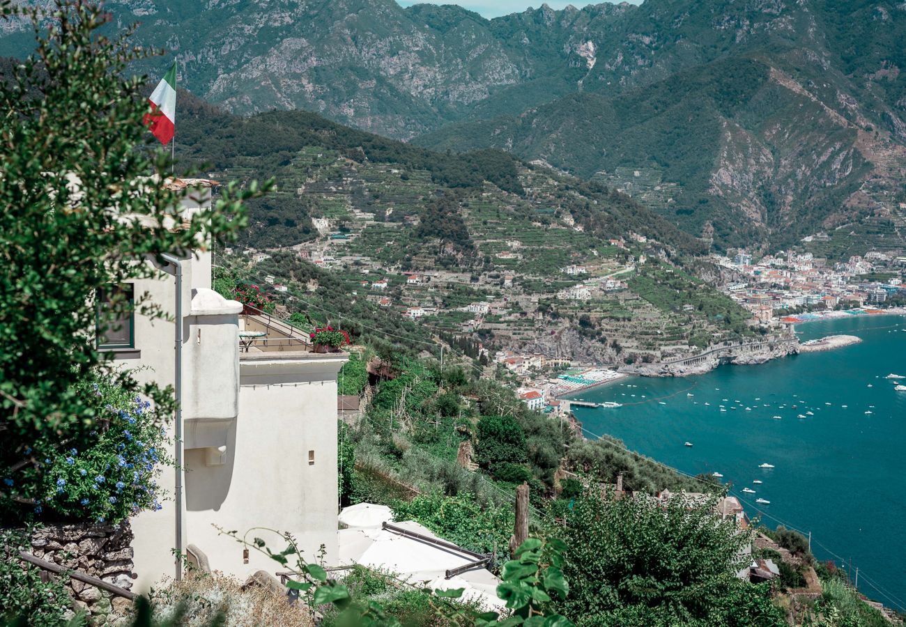 Villa a Ravello - AMORE RENTALS - Villa Pittoresca con Piscina e Vista Mare