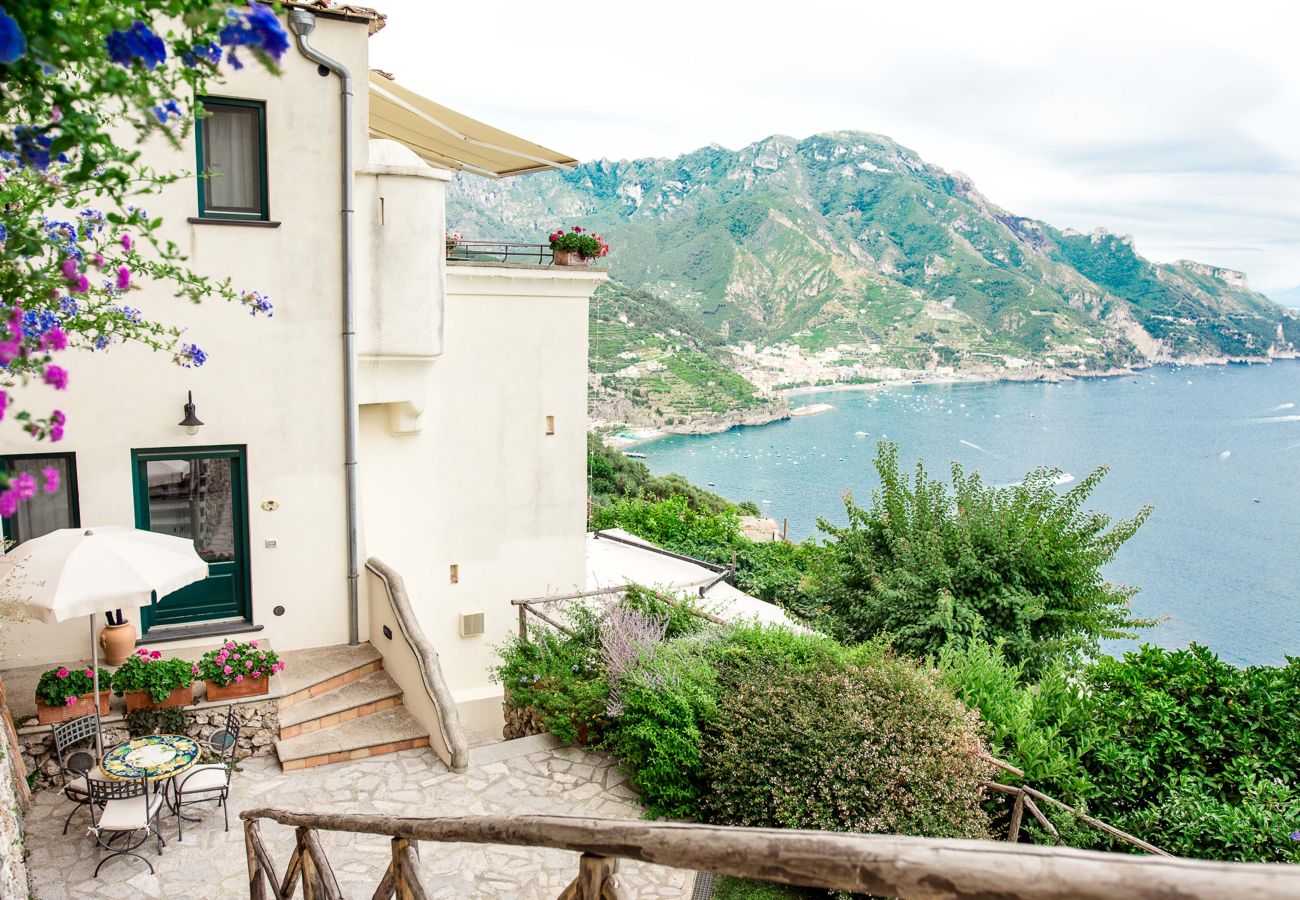 Villa a Ravello - AMORE RENTALS - Villa Pittoresca con Piscina e Vista Mare