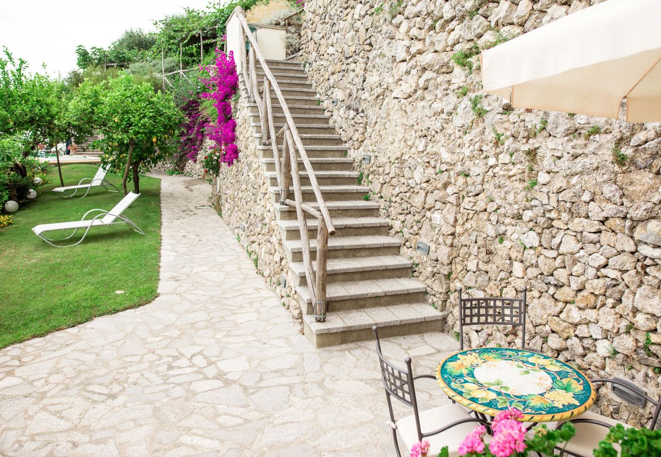 Villa a Ravello - AMORE RENTALS - Villa Pittoresca con Piscina e Vista Mare