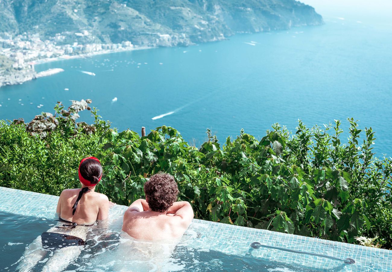 Villa a Ravello - AMORE RENTALS - Villa Pittoresca con Piscina e Vista Mare