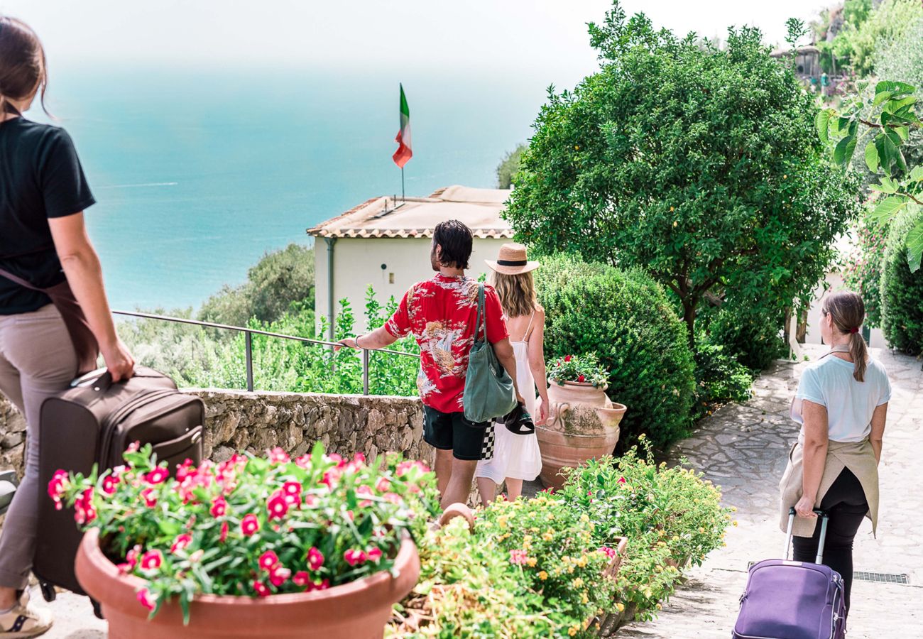 Villa a Ravello - AMORE RENTALS - Villa Pittoresca con Piscina e Vista Mare