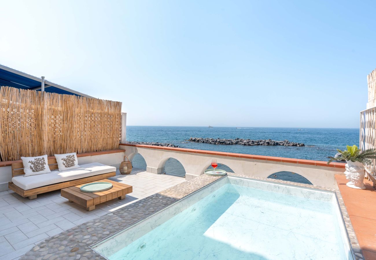 Villa a Massa Lubrense - AMORE RENTALS - Villa Marti con Piscina e Discesa al Mare