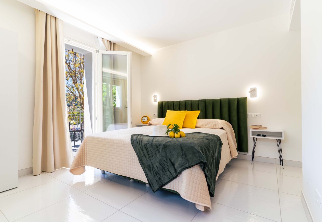 Villa a Sorrento - AMORE RENTALS - Villa Sabrina con Giardino, Aria Condizionata e Terrazzo