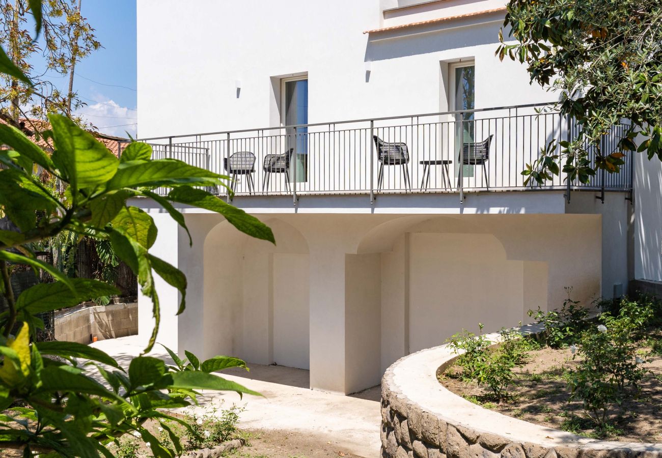 Villa a Sorrento - AMORE RENTALS - Villa Sabrina con Giardino, Aria Condizionata e Terrazzo