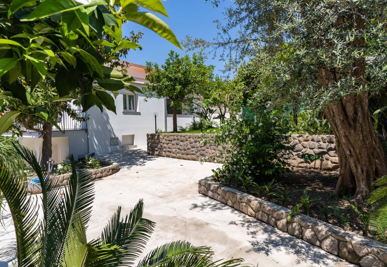 Villa a Sorrento - AMORE RENTALS - Villa Sabrina con Giardino, Aria Condizionata e Terrazzo