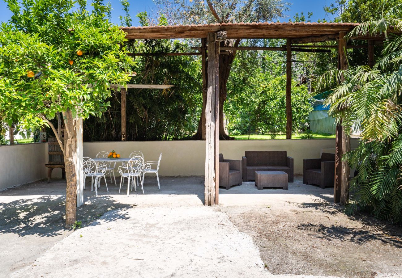 Villa a Sorrento - AMORE RENTALS - Villa Sabrina con Giardino, Aria Condizionata e Terrazzo