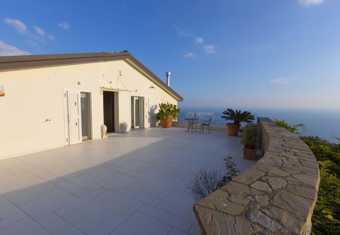 Villa a Sant´Agata sui Due Golfi - AMORE RENTALS - Villa Hermes con Piscina Privata, Giardino, Vista Mare