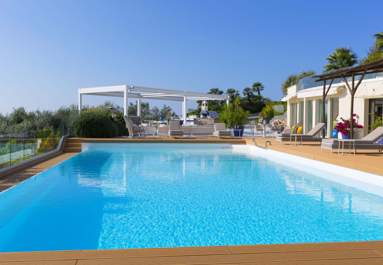 Villa a Sant´Agata sui Due Golfi - AMORE RENTALS - Villa Hermes con Piscina Privata, Giardino, Vista Mare