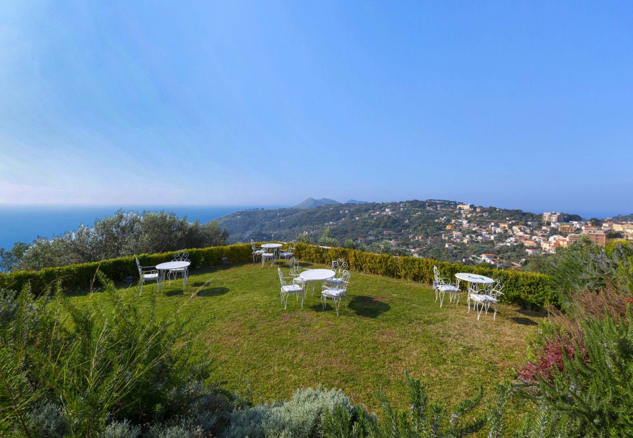 Villa a Sant´Agata sui Due Golfi - AMORE RENTALS - Villa Hermes con Piscina Privata, Giardino, Vista Mare