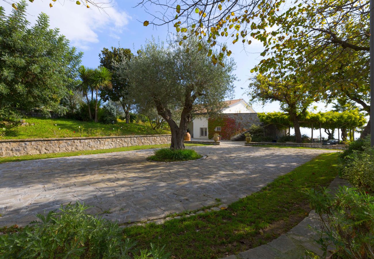 Villa a Sant´Agata sui Due Golfi - AMORE RENTALS - Villa Hermes con Piscina Privata, Giardino, Vista Mare