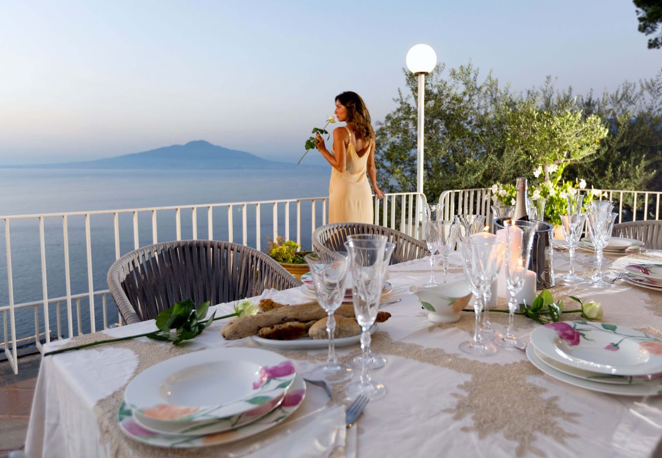 Villa in Sorrento - AMORE RENTALS -Villa Giada with Swimming Pool, Garden, Sea View and Parking