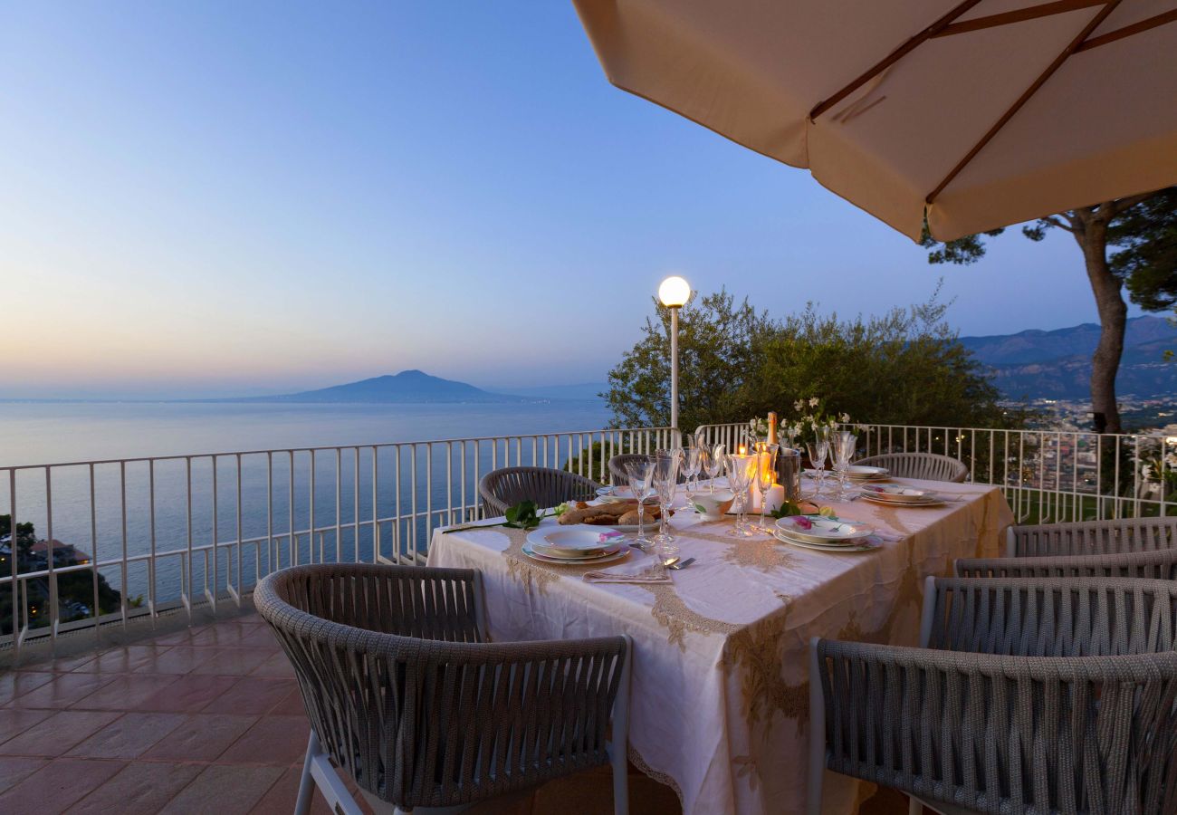 Villa in Sorrento - AMORE RENTALS -Villa Giada with Swimming Pool, Garden, Sea View and Parking