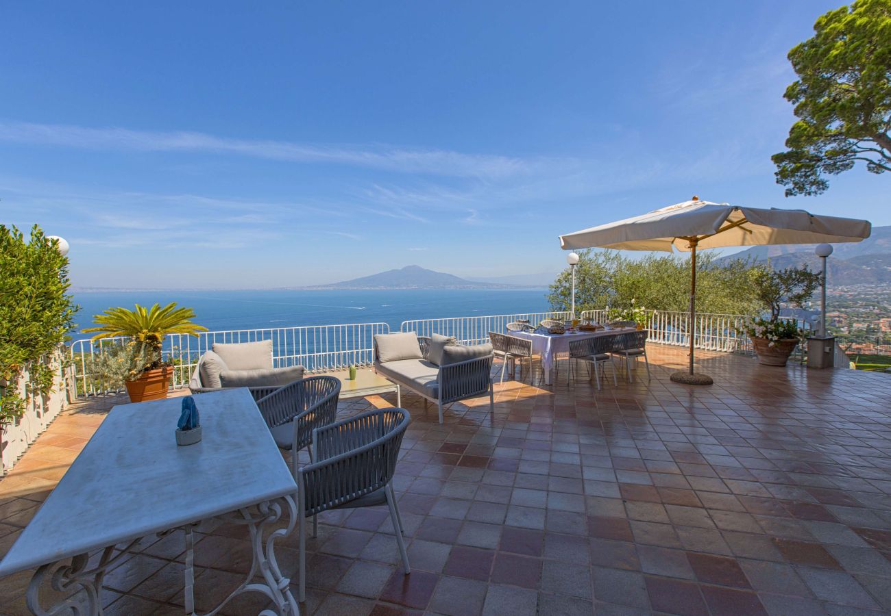 Villa in Sorrento - AMORE RENTALS -Villa Giada with Swimming Pool, Garden, Sea View and Parking