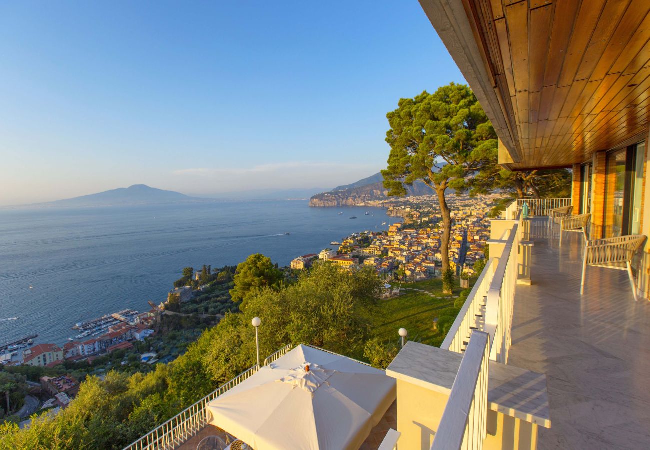 Villa in Sorrento - AMORE RENTALS -Villa Giada with Swimming Pool, Garden, Sea View and Parking