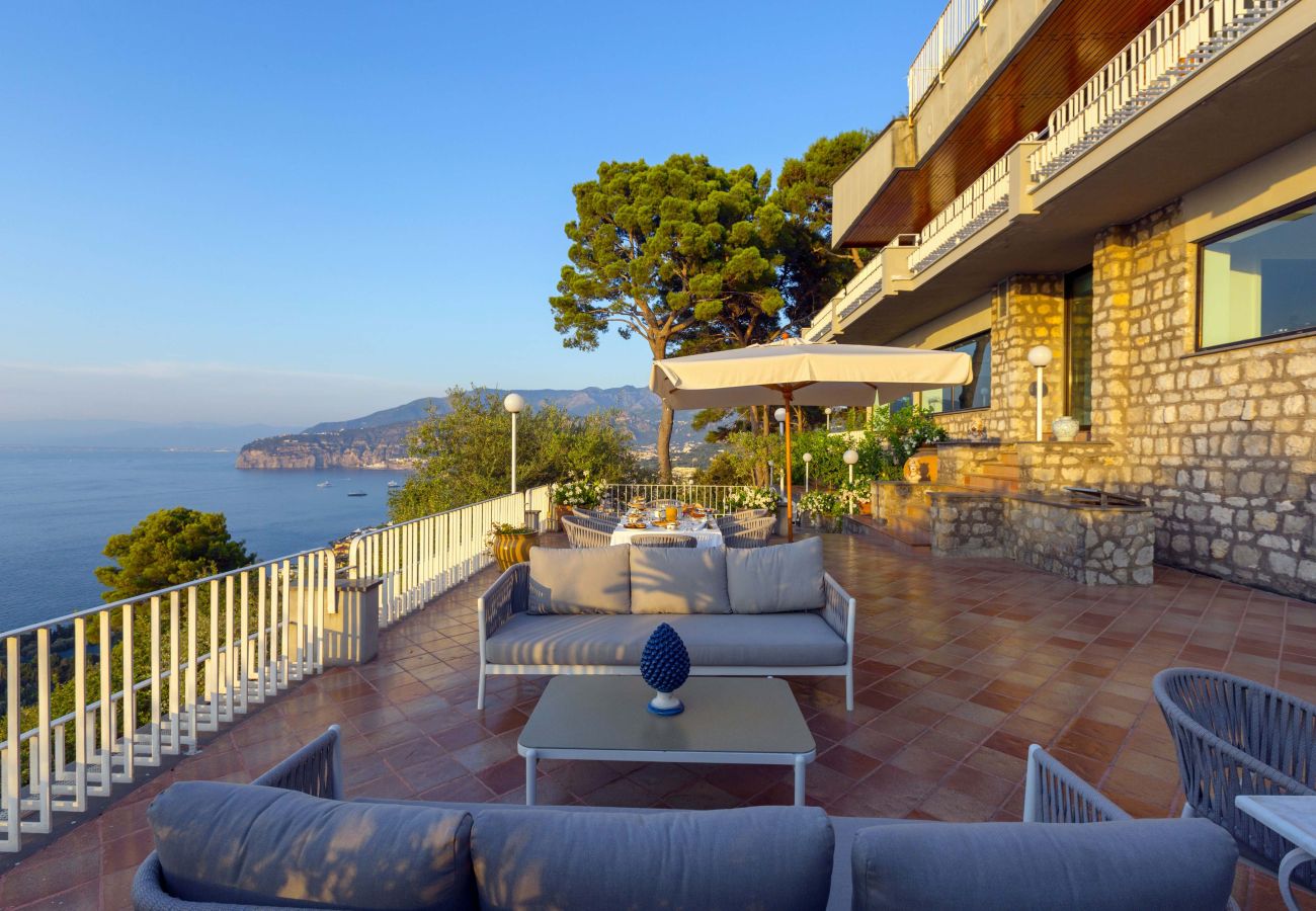 Villa in Sorrento - AMORE RENTALS -Villa Giada with Swimming Pool, Garden, Sea View and Parking