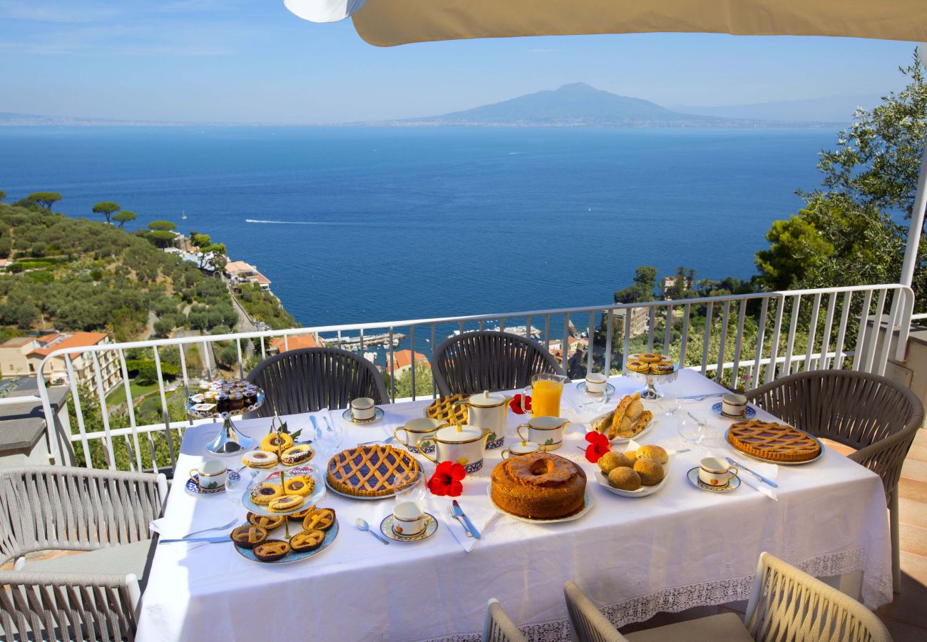 Villa in Sorrento - AMORE RENTALS -Villa Giada with Swimming Pool, Garden, Sea View and Parking