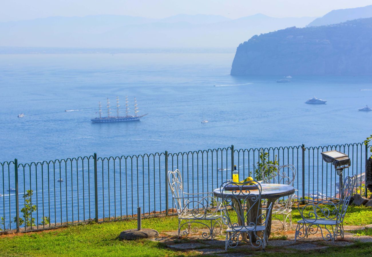 Villa in Sorrento - AMORE RENTALS -Villa Giada with Swimming Pool, Garden, Sea View and Parking