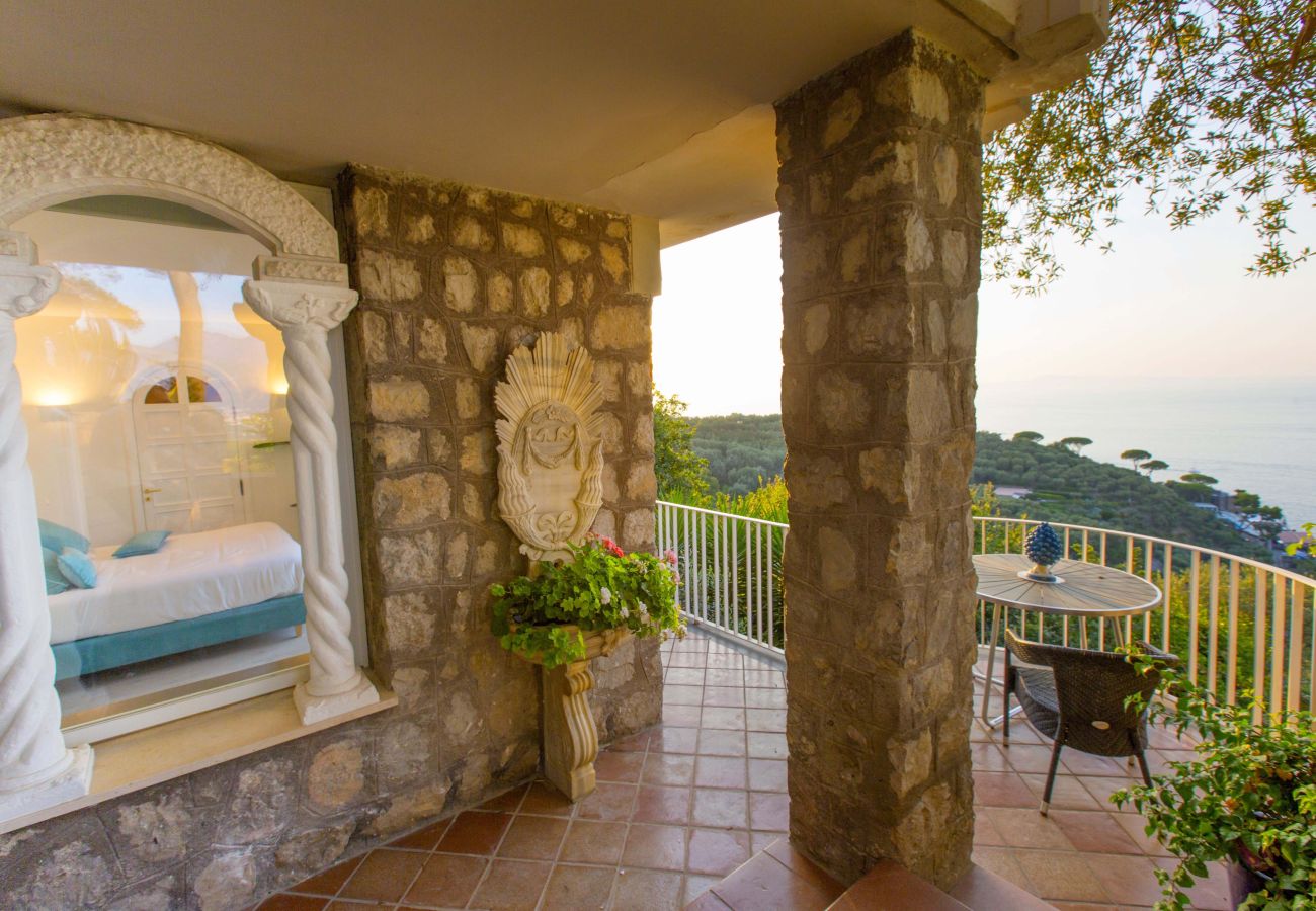 Villa in Sorrento - AMORE RENTALS -Villa Giada with Swimming Pool, Garden, Sea View and Parking