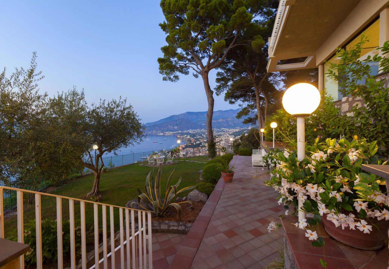 Villa in Sorrento - AMORE RENTALS -Villa Giada with Swimming Pool, Garden, Sea View and Parking