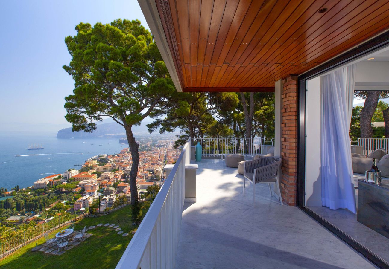 Villa in Sorrento - AMORE RENTALS -Villa Giada with Swimming Pool, Garden, Sea View and Parking