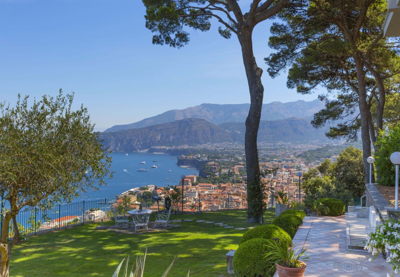 Villa in Sorrento - AMORE RENTALS -Villa Giada with Swimming Pool, Garden, Sea View and Parking